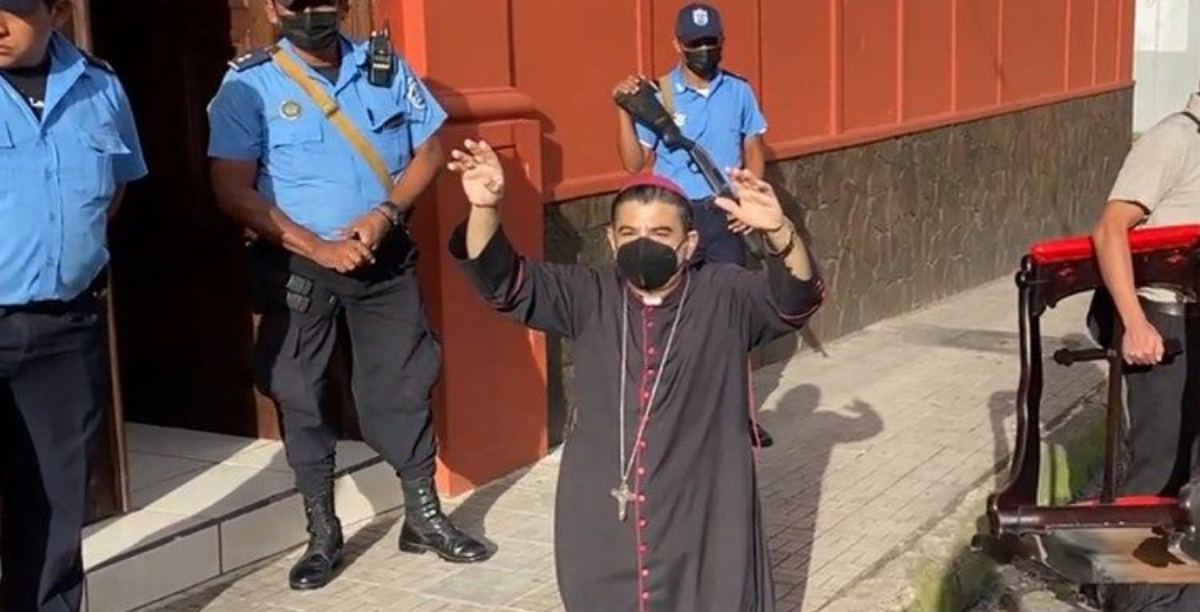 Polícia nicaragua impede saída de casa do bispo de Matagalpa, foto tirada do Vatican News (1200 × 612 px) Polícia nicaragua impede saída de casa do bispo de Matagalpa, foto tirada do Vatican News
