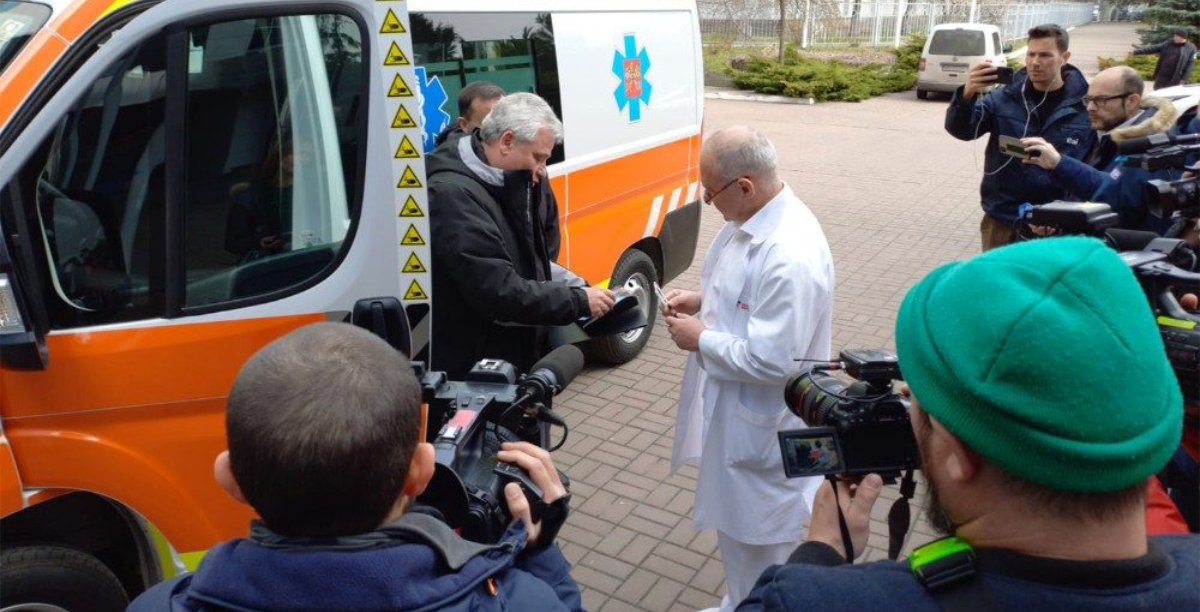 cardeal krajewski em kiev entrega ambulancia abril 2022 foto vatican media