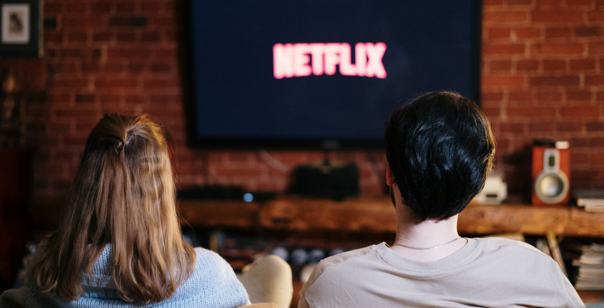 casal a ver tv netflix foto cottonbropexels (1) casal a ver tv netflix foto cottonbropexels