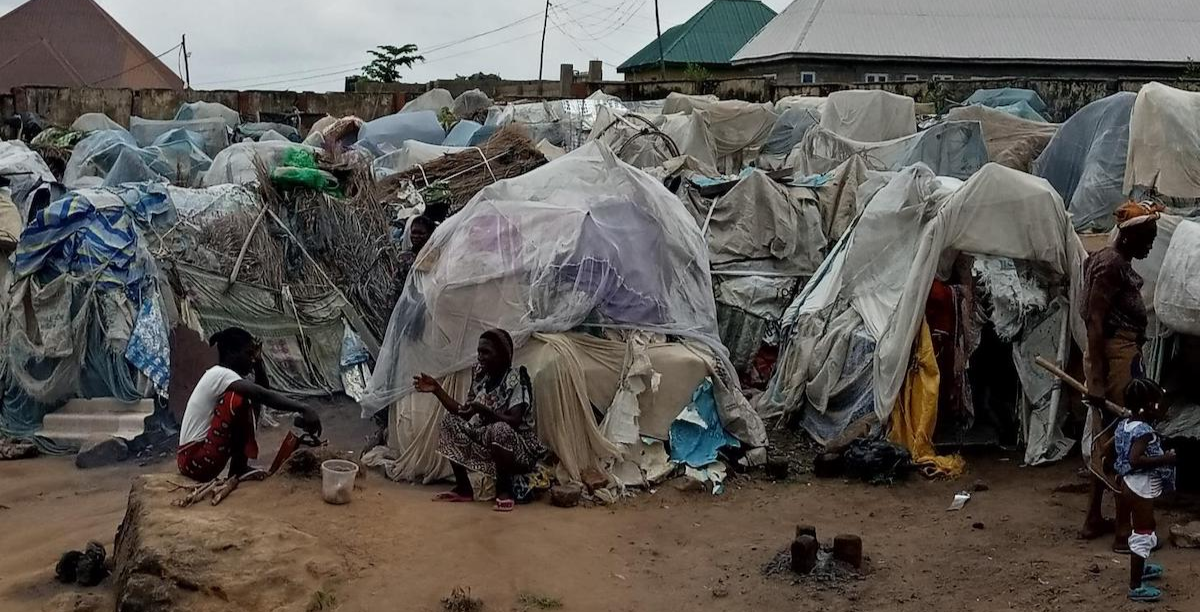 Abrigos provisórios em campos de refugiados improvisados em Ichwa (Makurdi-Benue), Nigéria. Foto © ACN PortugalIPIC.