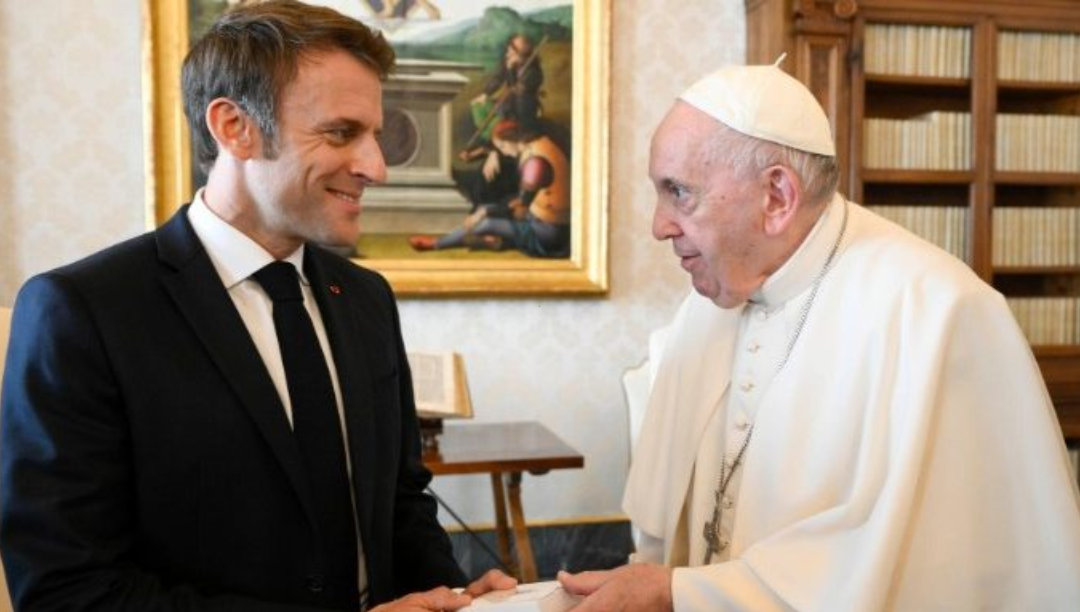 Macron desafia o Papa a convocar Putin, Cirilo e Biden