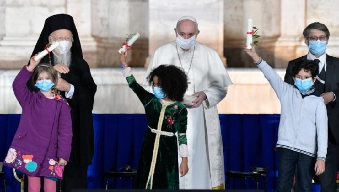 Papa une-se a oração inter-religiosa pela paz no Coliseu de Roma