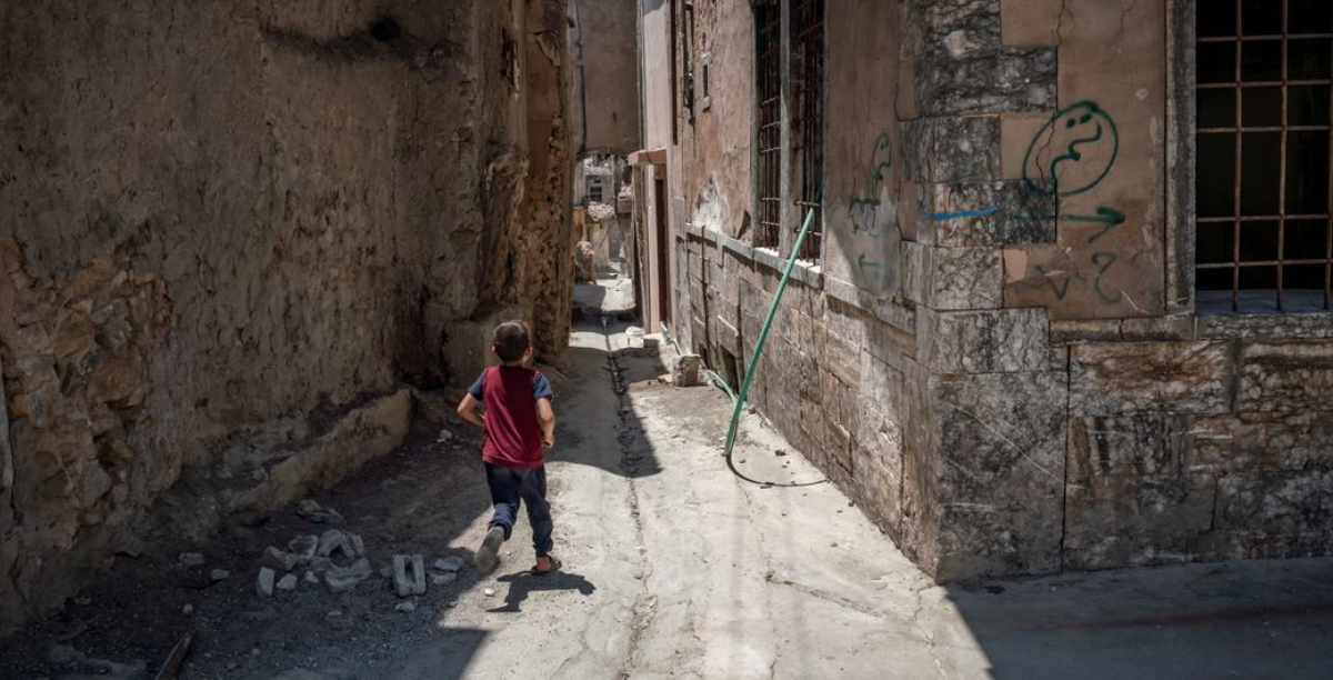 criança nas ruas de Mossul, Iraque, foto © UNICEF / Anmar