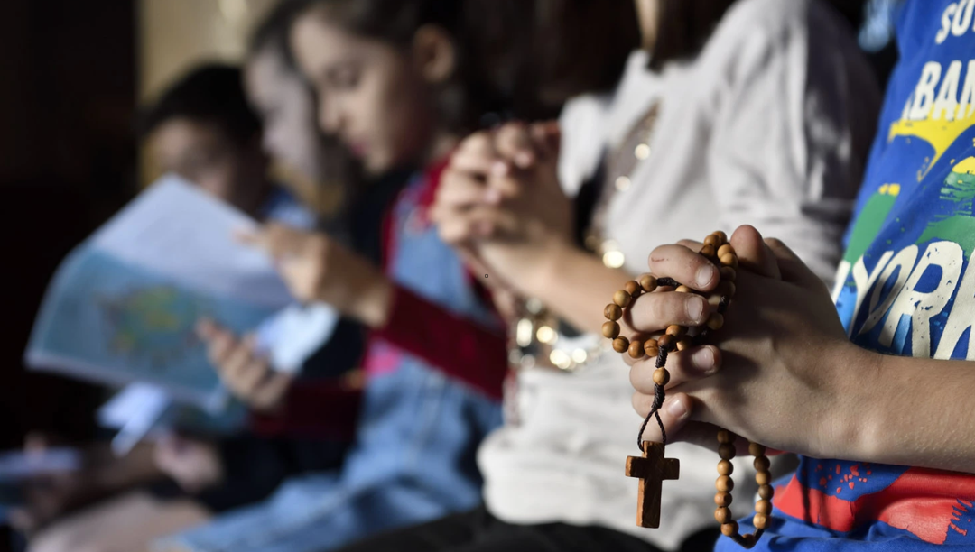 “Juntemo-nos às crianças” na oração do terço pela paz, pede o Papa