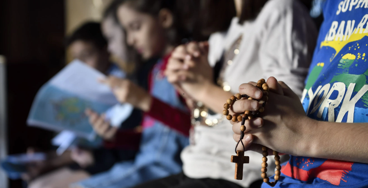 crianças rezam o terço foto c acn (1200 × 612 px) crianças rezam o terço foto c acn