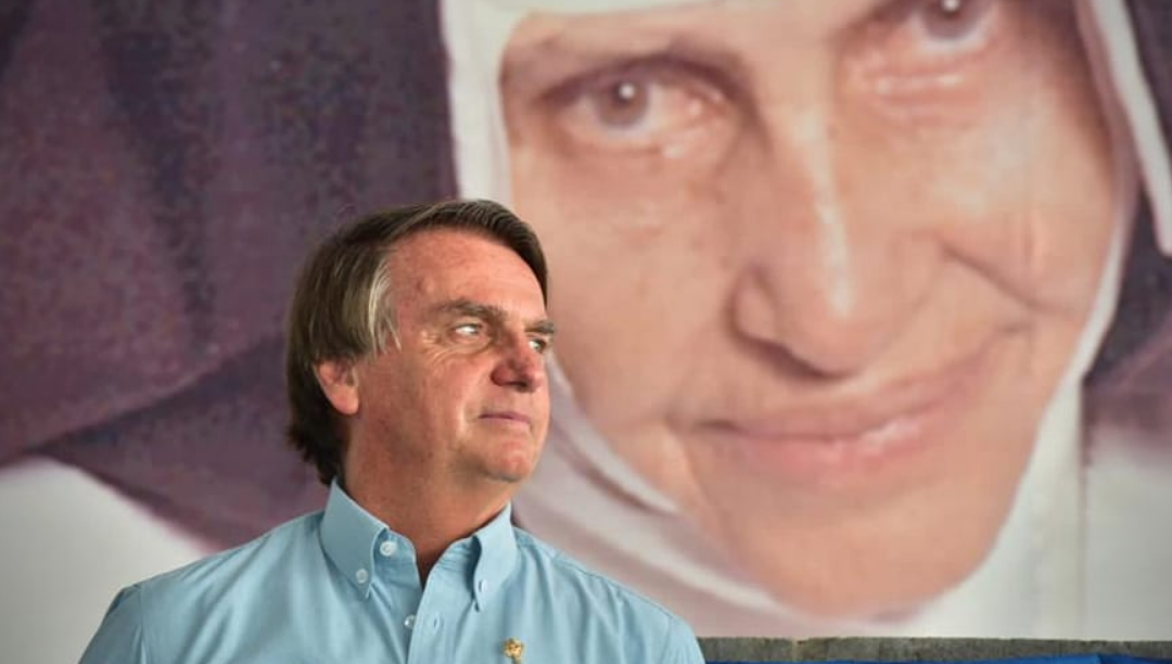 Entre vaias e aplausos, Bolsonaro prossegue campanha pelo voto religioso