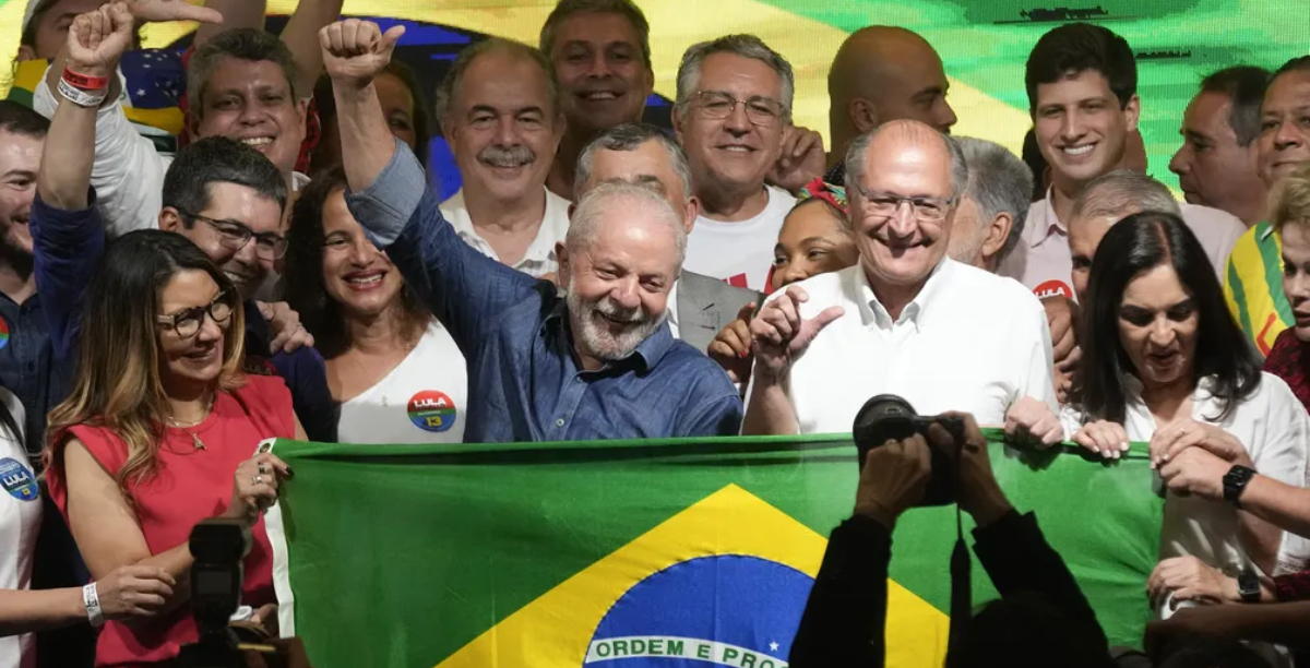 lula da silva comemora vitoria nas presidenciais do Brasil a 30 out 2022, foto Roberto Nunes via Wikimedia Commons lula da silva comemora vitoria nas presidenciais do Brasil a 30 out 2022, foto Roberto Nunes via Wikimedia Commons