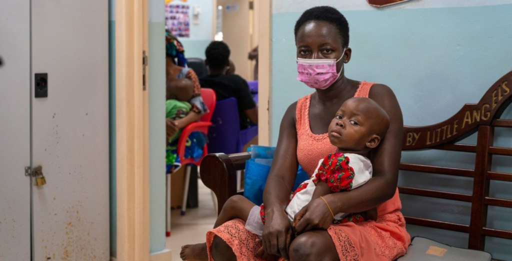mae e filha no hospital oncologico pediatrico de Accra, no Gana Foto WHOErnest Ankomah