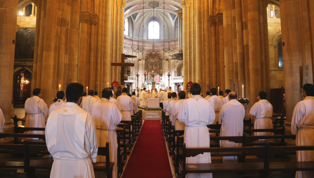 Aumentam os católicos no mundo, mas diminui o número de padres, freiras e catequistas