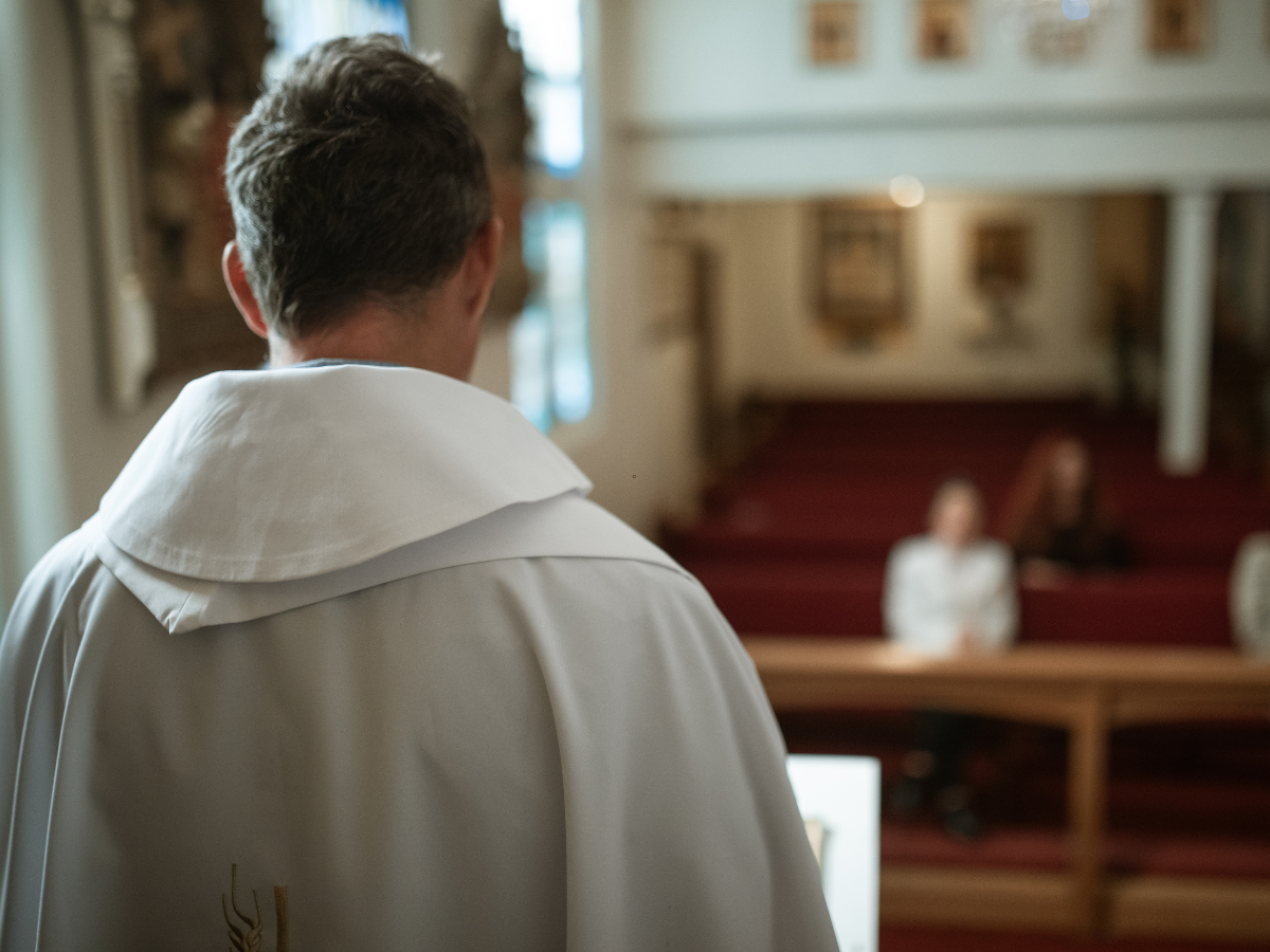 padre a celebrar missa foto rodnae productionspexels