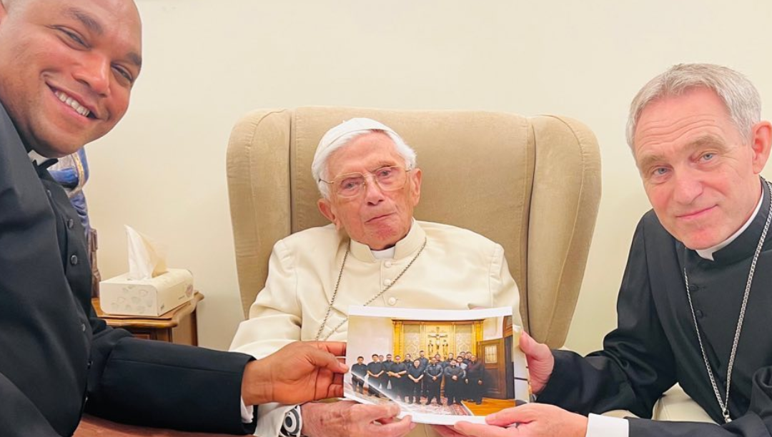 Secretário de Bento XVI publica livro incendiário e já não se livra de polémica e de críticas