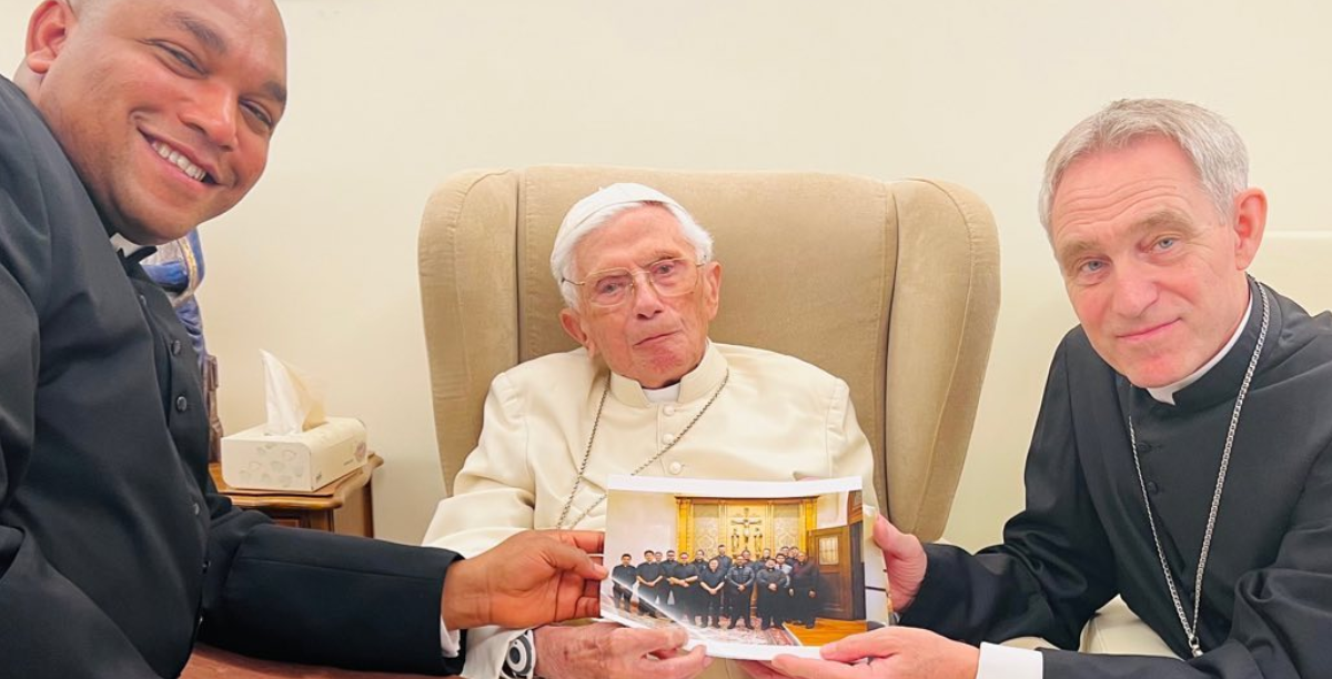 padre maurice ashley agbaw-ebai, bento XVI e georg gänswein, foto Saint John's Seminary