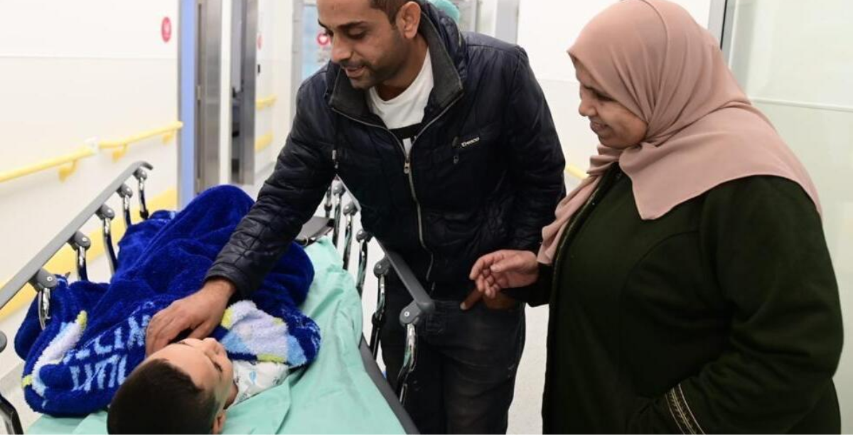 Amir com a avo e o pai antes de ser submetido a cirurgia em Israel, Foto Tomer NoybergSave a Child’s Heart (1200 × 612 px) Amir com a avo e o pai antes de ser submetido a cirurgia em Israel, Foto Tomer NoybergSave a Child’s Heart