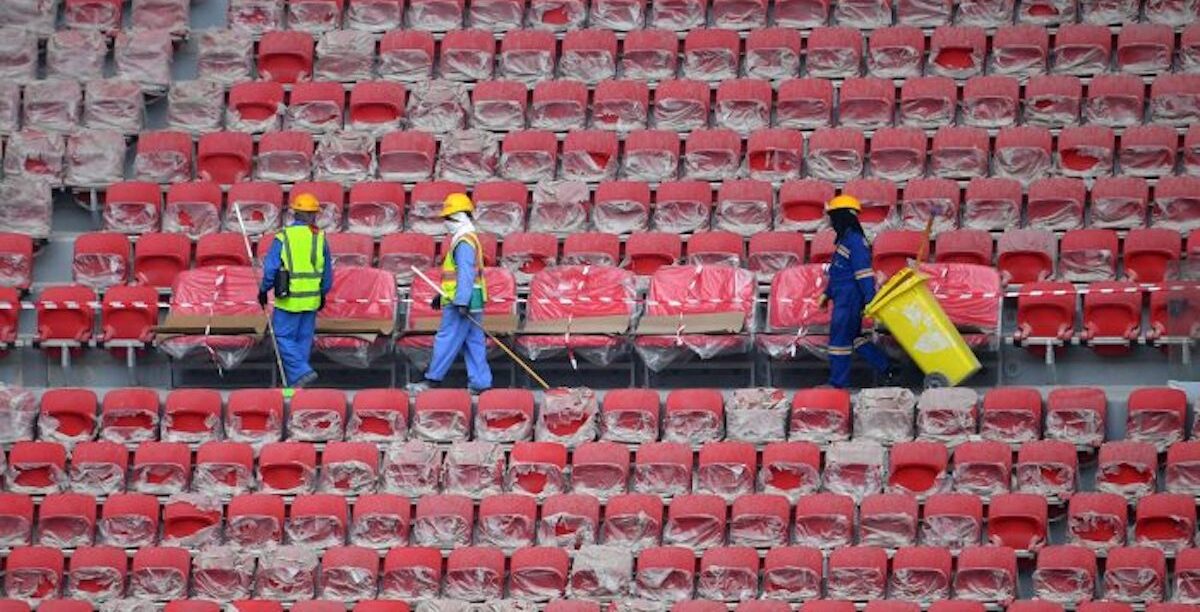 Qatar Mundial: trabalhadores no estádio Trabalhadores migrantes num dos estádios do Qatar, que acolhem o Mundial de futebol. Foto © Amnistia Internacional.