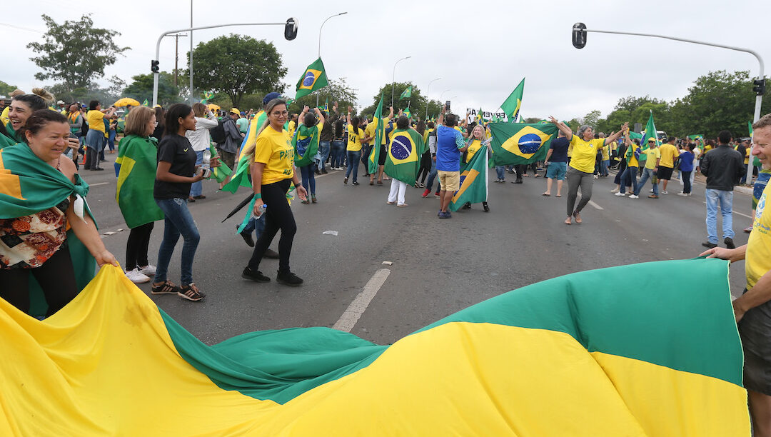 Atos antidemocráticos revelam clima hostil e delirante no Brasil