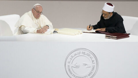 O Papa Francisco com o xeque Ahmed el-Tayeb, em fevereiro de 2019, depois da assinatura do documento sobre a fraternidade humana. Foto © Eissa Al Hammadi/Ministry of Presidential Affairs.
