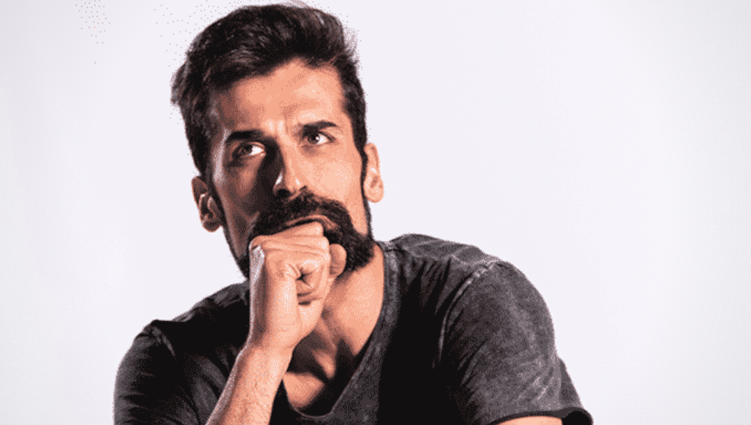 “Cheguei a pensar ser padre… não é muito diferente de ser comediante”