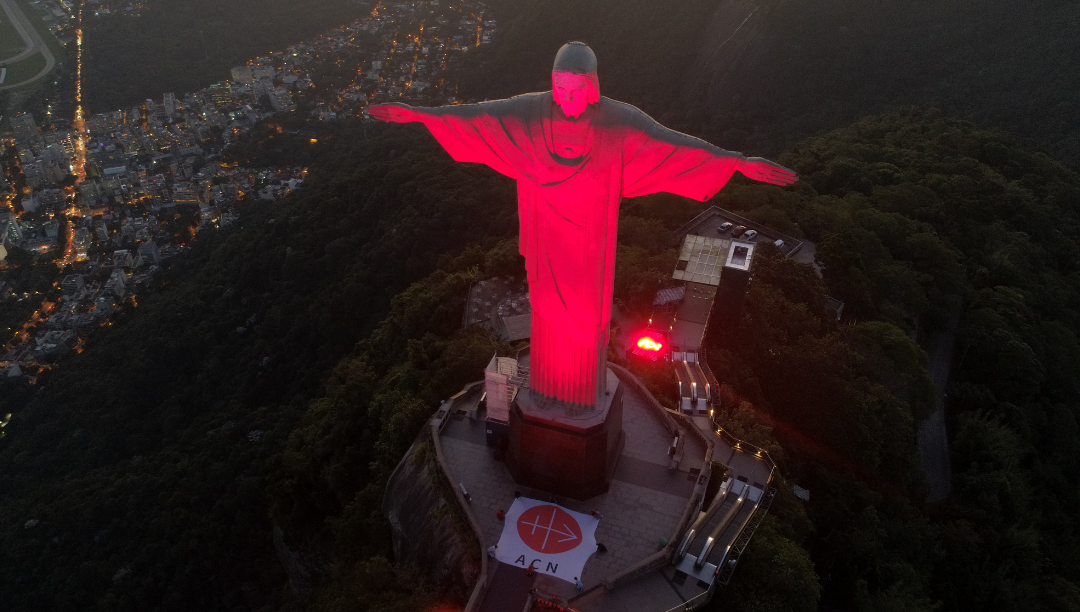 Um relatório, igrejas de vermelho, vigílias e missas para lembrar e ajudar os cristãos perseguidos