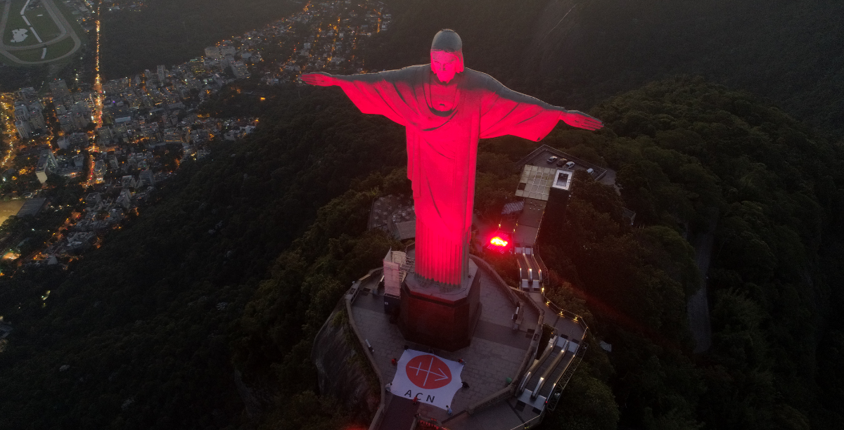 cristo redentor iluminado de vermelho na iniciativa #RedWeek da Fundação AIS Foto c ACN