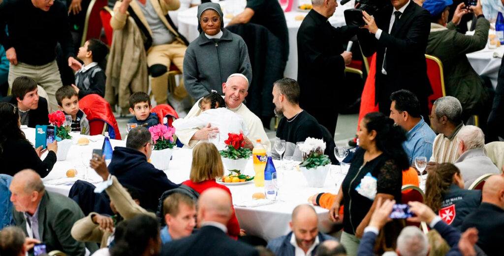 O Papa Francisco partilhou o almoço com 1300 pessoas carenciadas da Diocese de Roma. Foto © Vatican Media