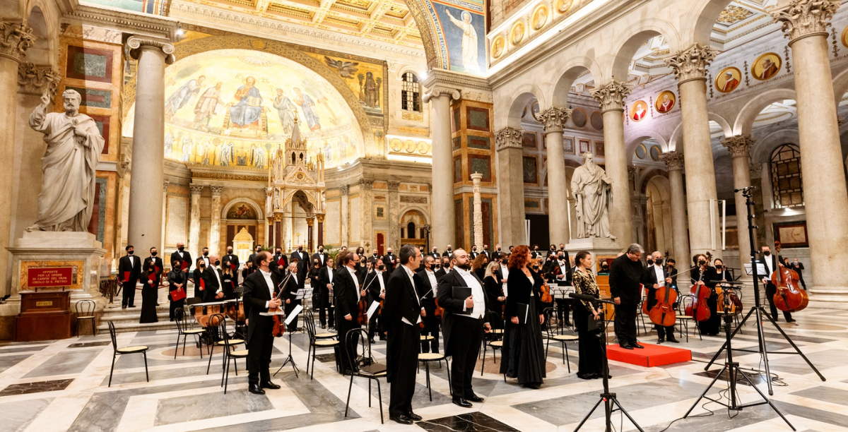 festival de musica e arte sacra, abril 2022, coro e orquestra da Capella Ludovicea, na basilica de sao paulo extramuros, foto Fondazione Pro Musica e Arte Sacra