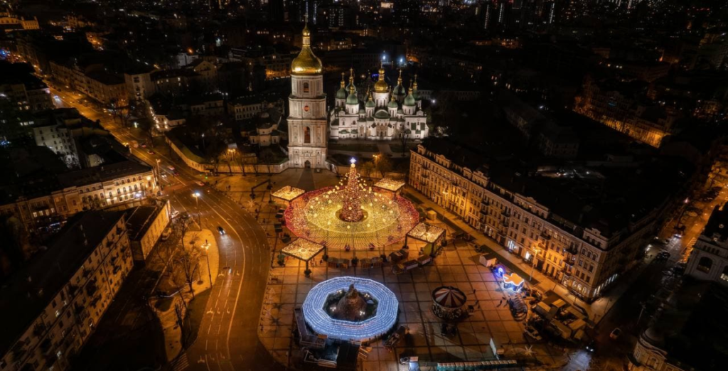kiev (ucrania) iluminada no natal, foto Київська міська рада, via Wikimedia Commons