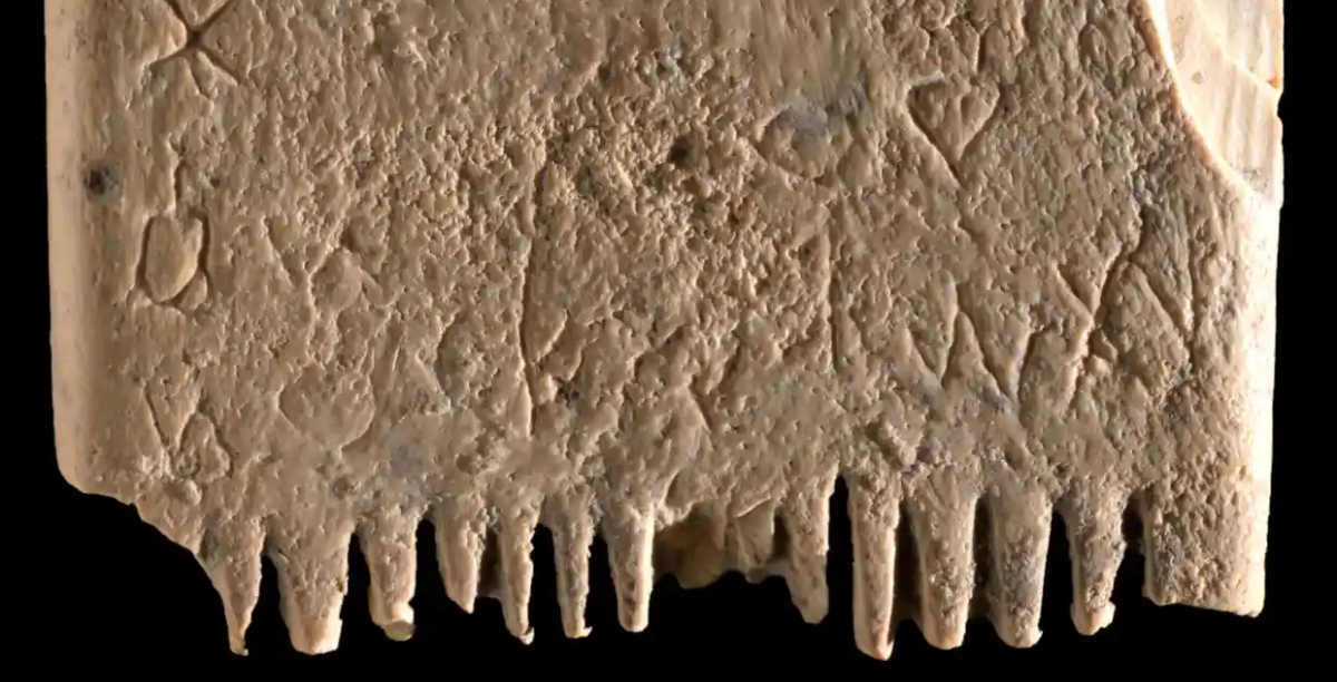 pente de marfim com frase mais antiga escrita em língua alfabética Foto Dafna Gazit, Israel Antiquities Authority