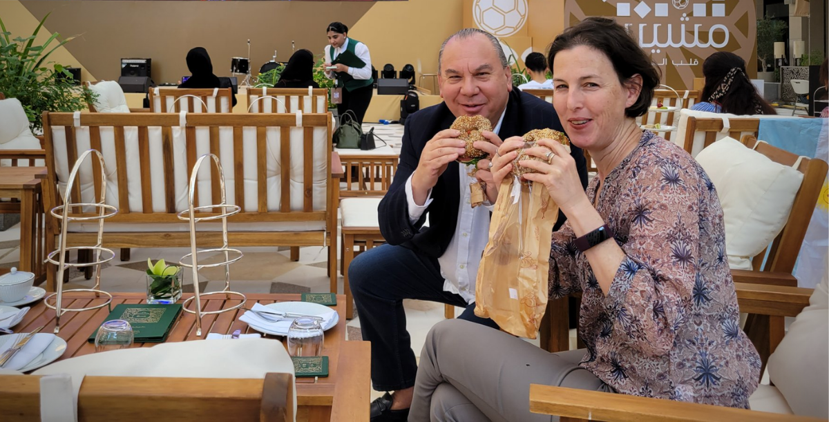 rabino Marc Schneier a comer bagels foto twitter do proprio