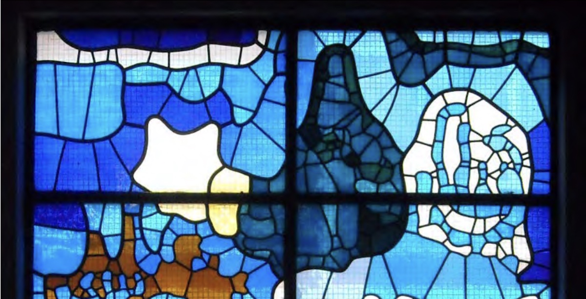 Vitral de José Escada na Igreja de Santo António em Moscavide (Loures): “Querer copiar formas artísticas doutras épocas será arqueologia artística, não é seguramente obra de arte”, escreveu o cardeal Cerejeira. Foto © João Alves da Cunha, cedida pelo autor.