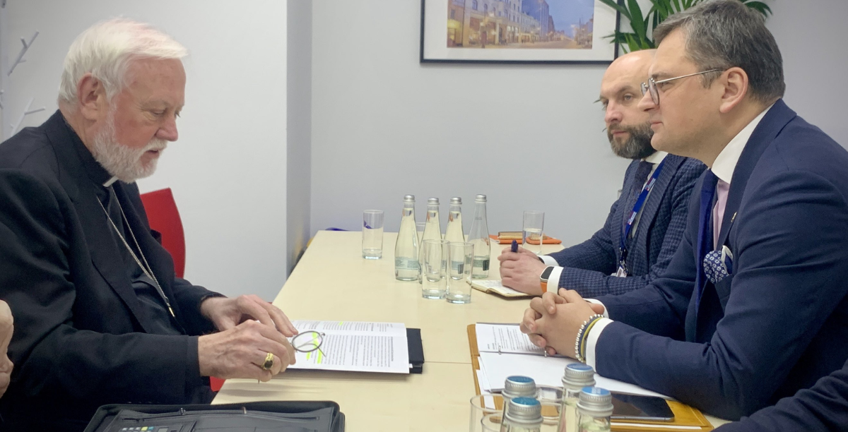 Dmytro Kuleba com o secretário para as Relações com os Estados do Vaticano, o arcebispo Paul Gallagher, 2 de dezembro em Lodz (Polónia), durante o Conselho Ministerial da OSCE, foto twitter Dmytro Kuleba com o secretário para as Relações com os Estados do Vaticano, o arcebispo Paul Gallagher, 2 de dezembro em Lodz (Polónia), durante o Conselho Ministerial da OSCE, foto twitter