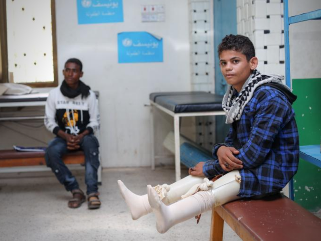 Ibrahim wears his artificial limbs in the prosthetic centre in Aden, Iemen, 14 October 2021. foto UNICEFUN0538380