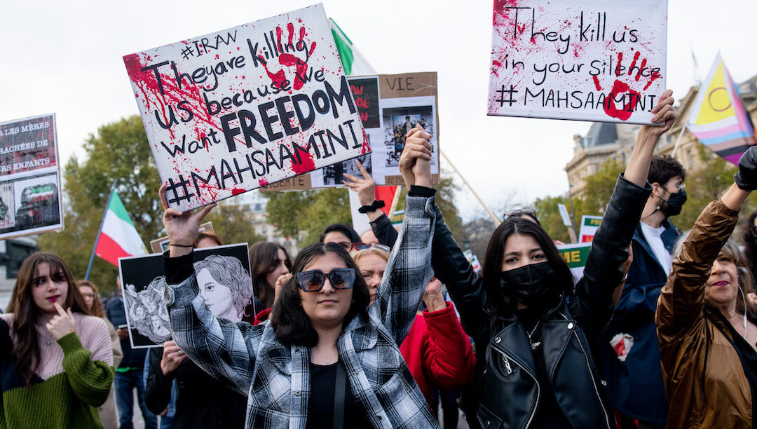 Há 44 menores mortos pela polícia iraniana