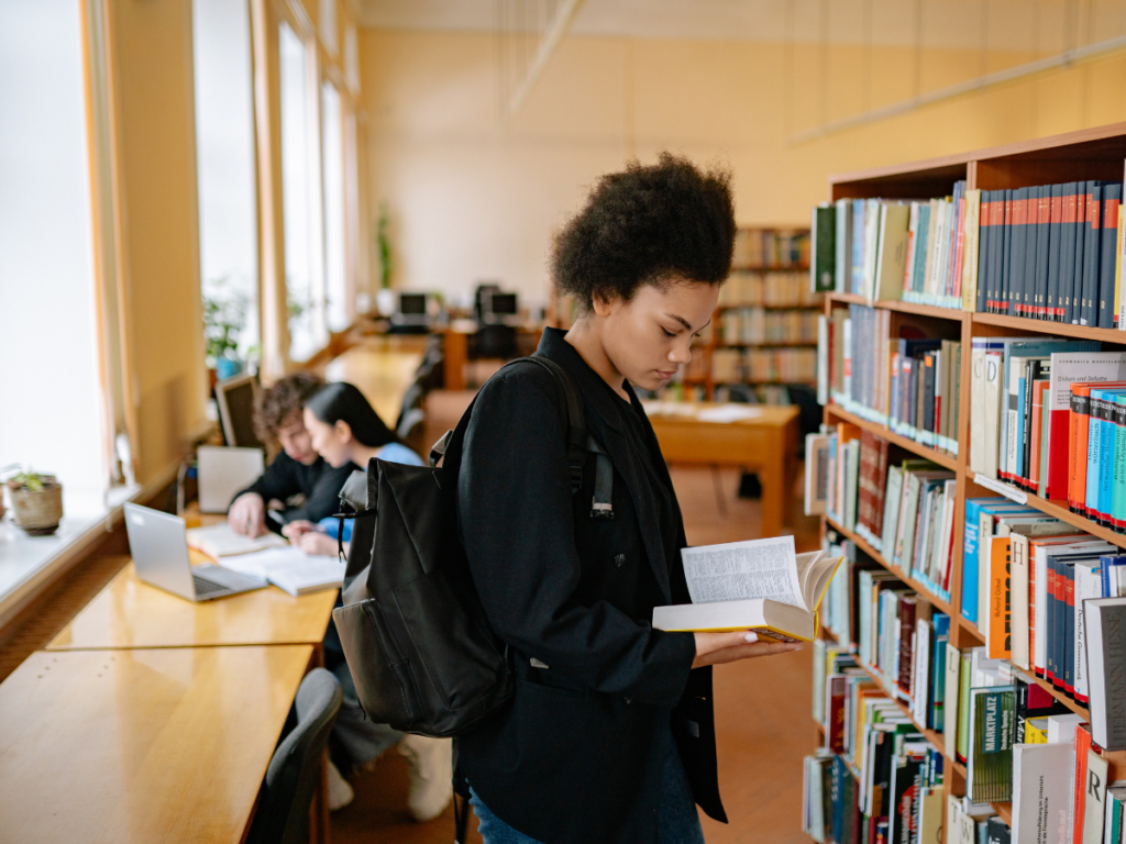 estudantes universitarios a estudar em biblioteca, foto Yan Krukov / Pexels