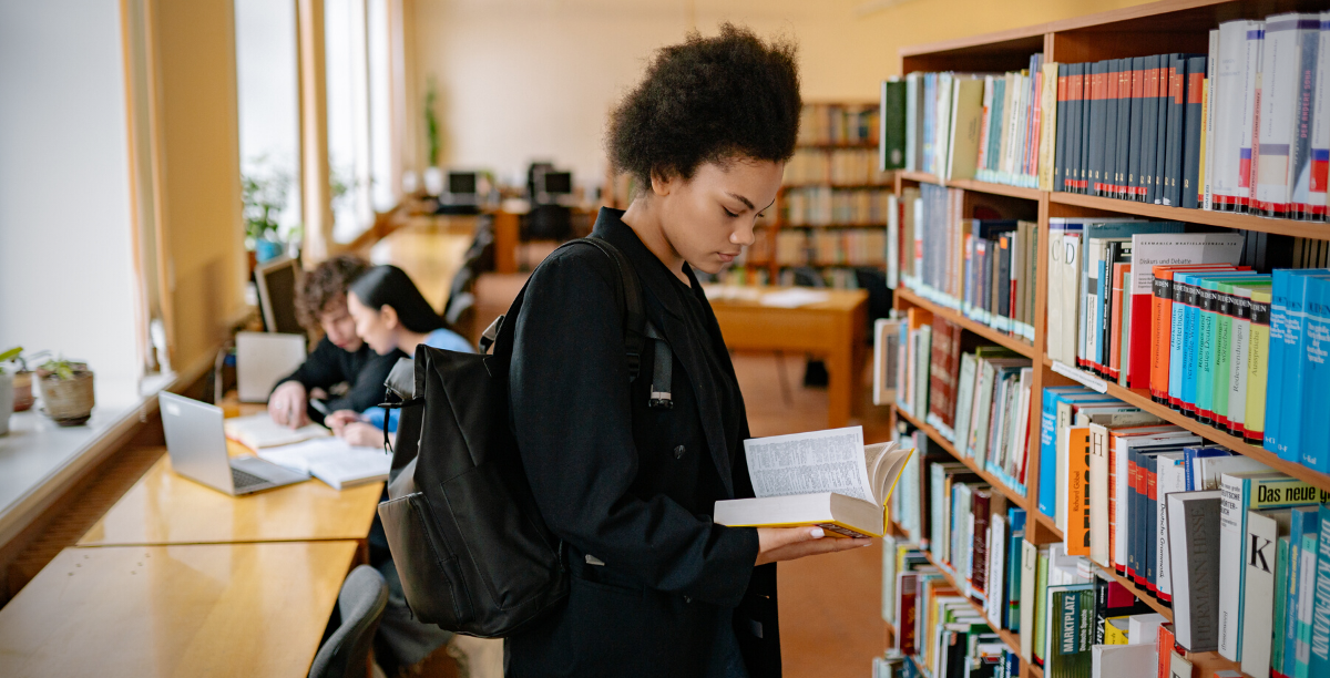 estudantes universitarios a estudar em biblioteca, foto Yan Krukov / Pexels estudantes universitarios a estudar em biblioteca, foto Yan Krukov / Pexels