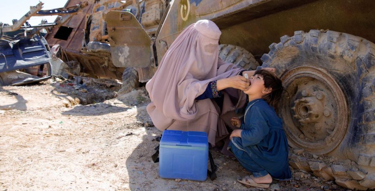 mulher afega a trabalhar em campanha de vacinacao no afeganistao, foto UNICEFUN0202762Hibbert (1200 × 612 px) mulher afega a trabalhar em campanha de vacinacao no afeganistao, foto UNICEFUN0202762Hibbert