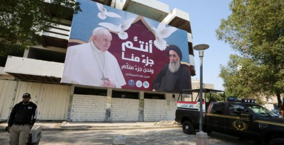 outdoor em bagdad mostrando o papa francisco e o aiatola al-Sistani, foto AFP, so usar para destaque