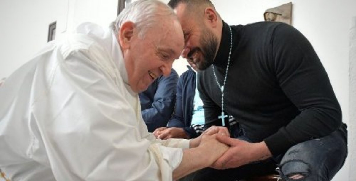 papa francisco durante visita a prisão de de Civitavecchia na Quinta-feira Santa de 2021 (Vatican Media)