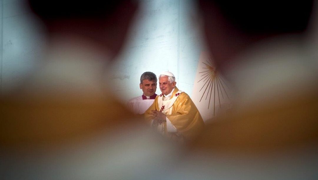 Vítima de abusos exige indemnização a herdeiros de Bento XVI