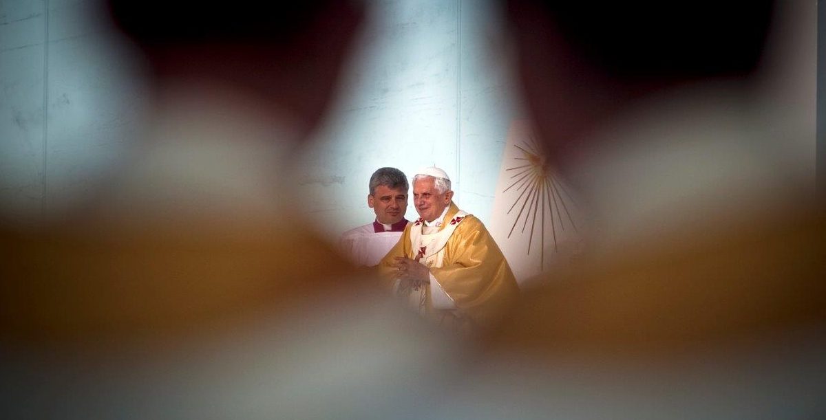 Bento XVI na celebração da eucaristia na Praça do Comércio, em Lisboa, 11 de Maio de 2010. Foto © Daniel Rocha/Público, cedida pelo autor.