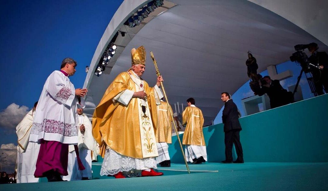 Os quatro dias portugueses de Bento XVI em 21 imagens (fotogaleria)