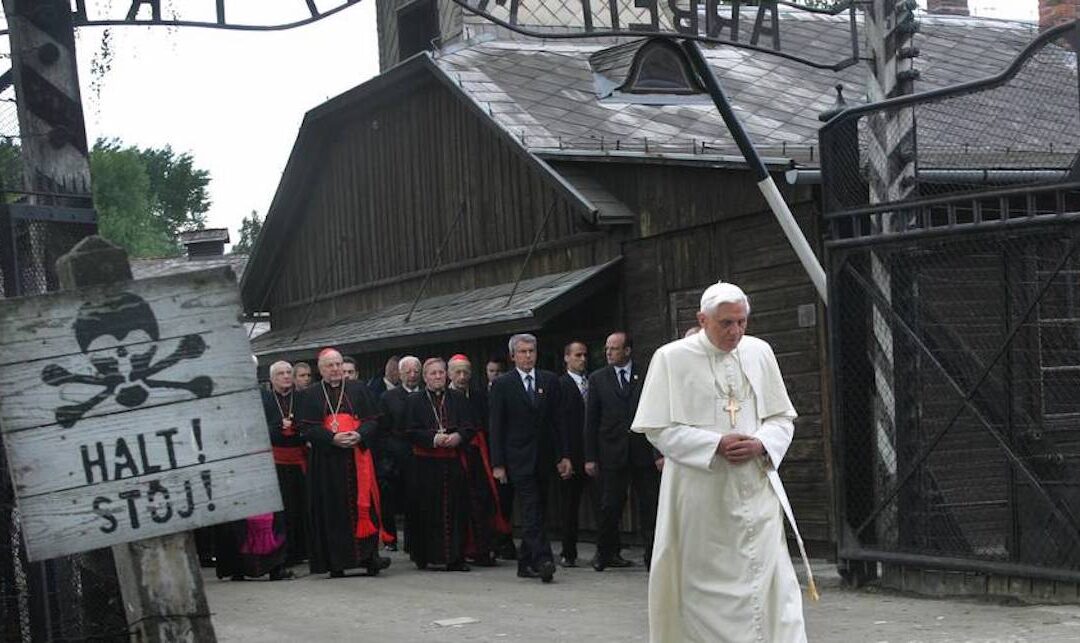 Quando Bento XVI questionou em Auschwitz o “silêncio de Deus”