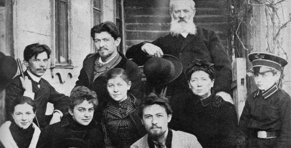 Tchékhov (ao centro, de casaco claro) fotografado com a família. Foto © Chekhov, A Biography, Public domain, via Wikimedia Commons.
