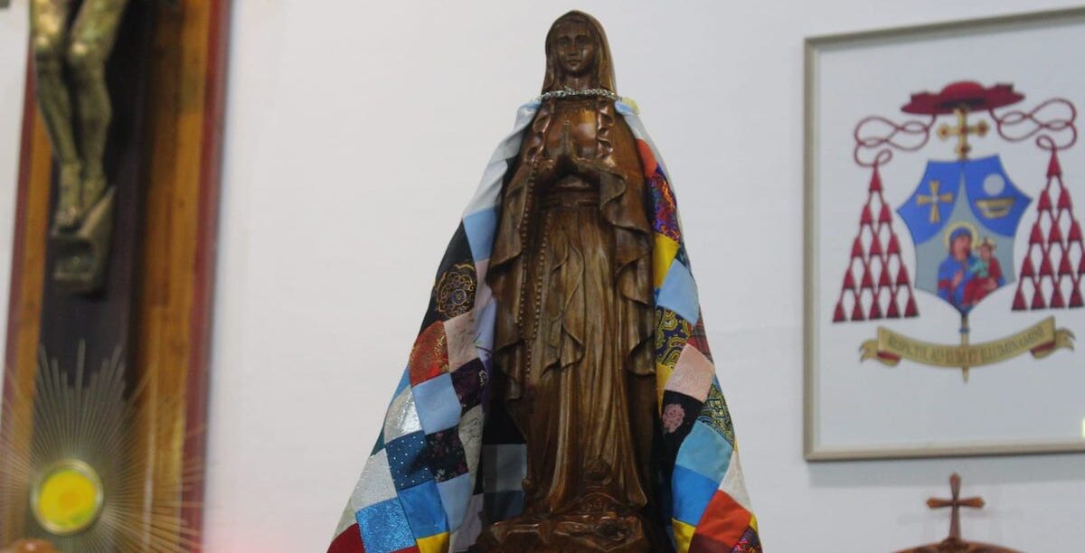 Mongólia Nossa Senhora DR AsianNews A imagem de Maria de Nazaré foi descoberta por uma mulher há cerca de dez anos num aterro sanitário no Norte da Mongólia. Foto © DR/AsianNews.