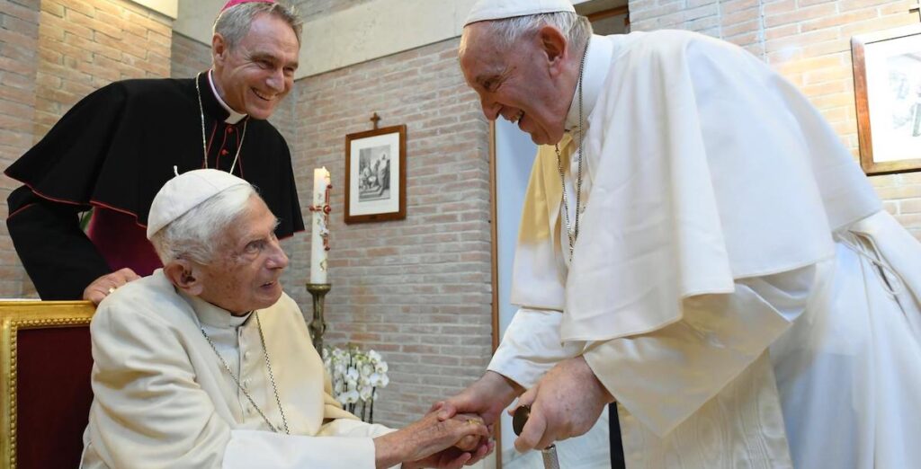 Francisco de visita a Bento XVI, em agosto de 2022, quando do consistório de cardeais. Foto © Vatican Media, via Ecclesia.