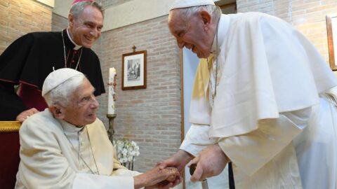 Francisco revela: "Tentaram usar-me para Ratzinger não ser eleito Papa" Francisco de visita a Bento XVI, em agosto de 2022, quando do consistório de cardeais. Foto © Vatican Media, via Ecclesia.