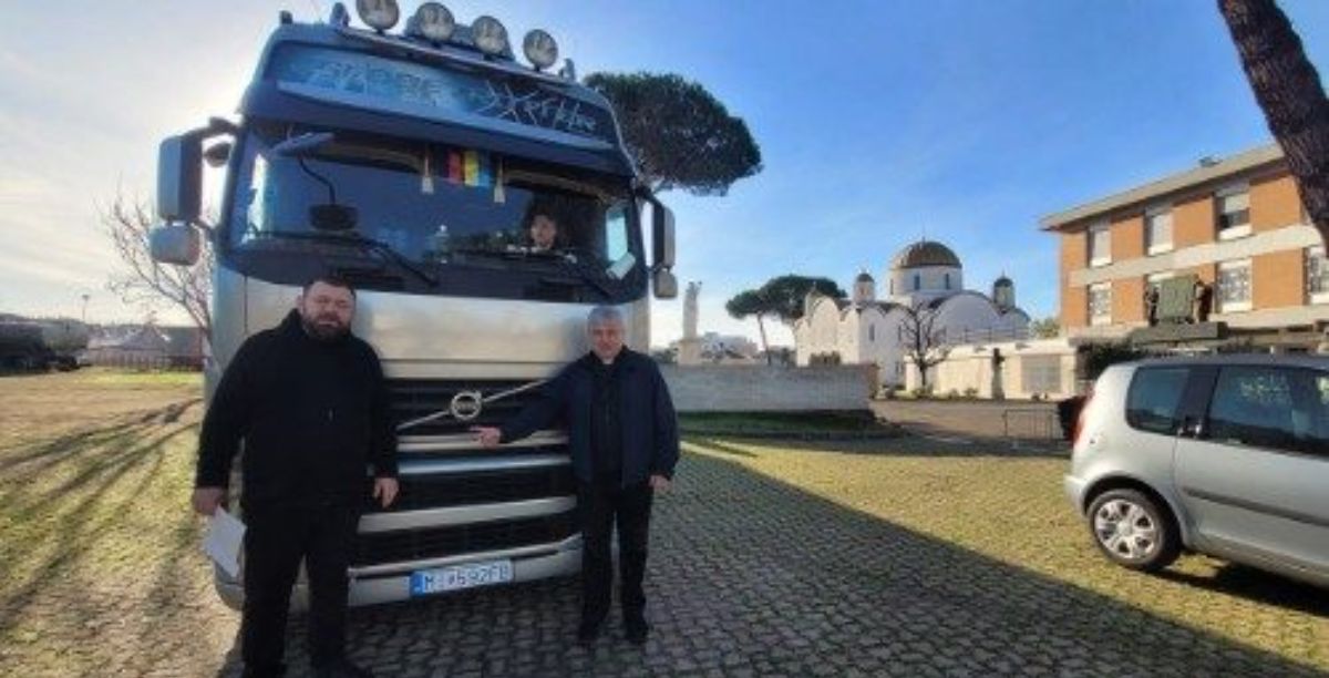 cardeal krajewski junto a camiao solidario para ucrania, com igreja de santa sofia ao fundo, foto Vatican media (1) cardeal krajewski junto a camiao solidario para ucrania, com igreja de santa sofia ao fundo, foto Vatican media (1)