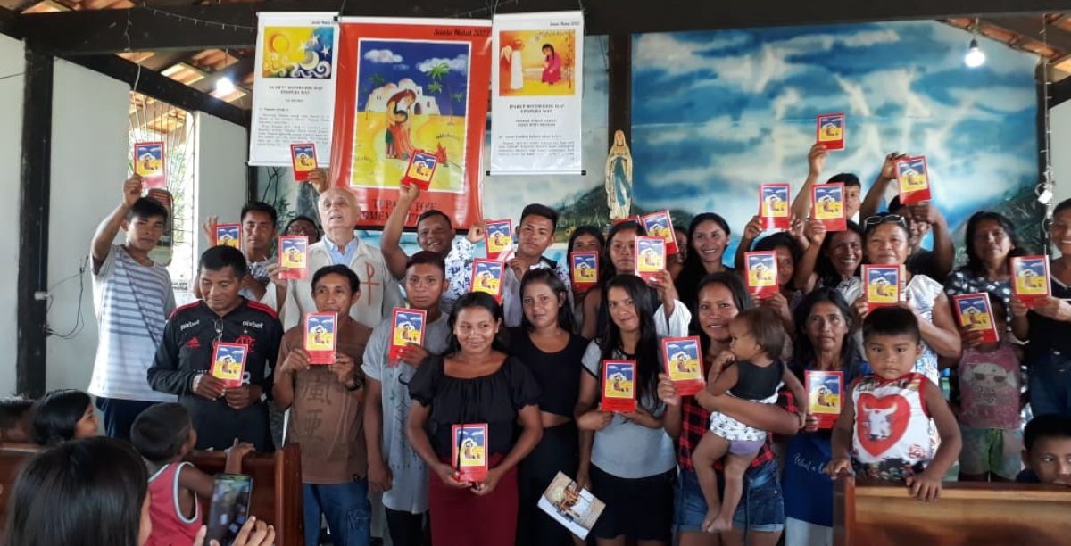 criancas indigenas recebem biblia na amazonia, foto joao carlos morales ACN criancas indigenas recebem biblia na amazonia, foto joao carlos morales ACN