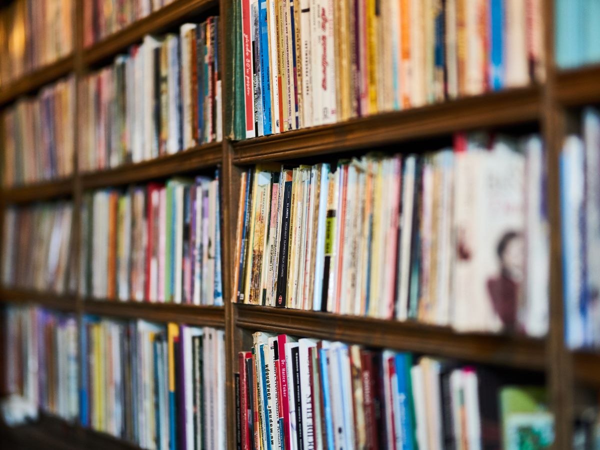 estante cheia de livros, foto engin akyurt pexels