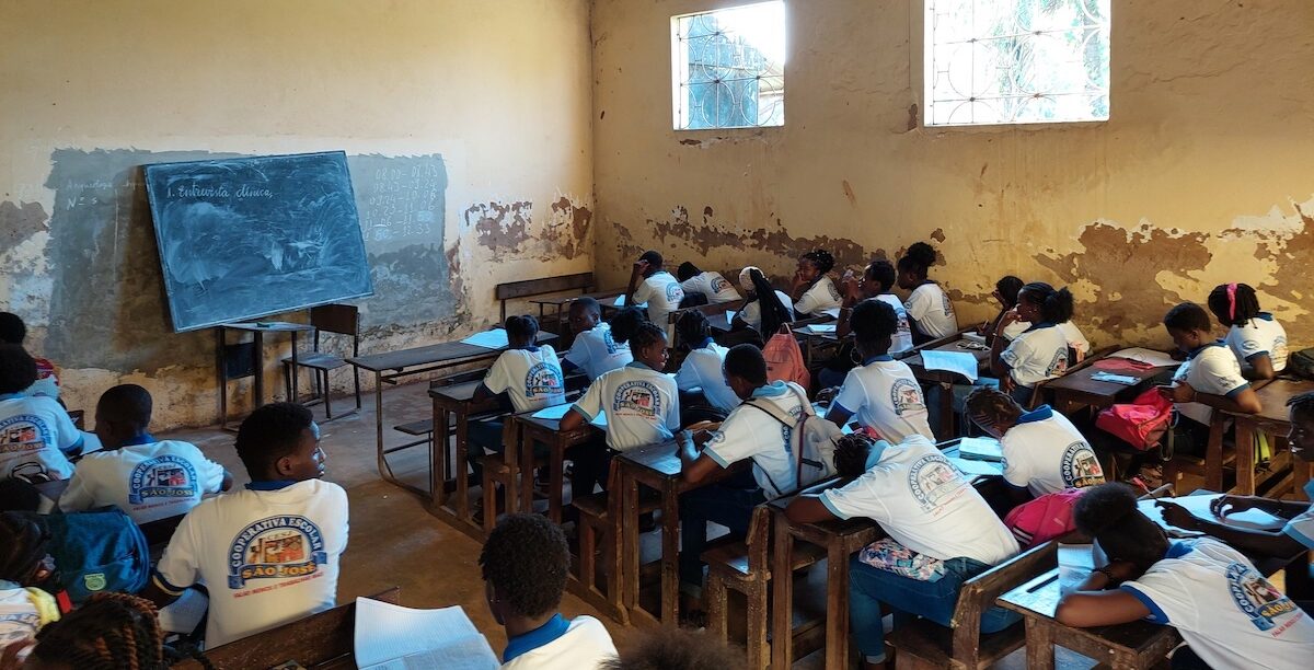 foto 9-Sala de aulas da Cooperativa Escolar São José, em Bissau Sala de aulas da Cooperativa Escolar São José, em Bissau: “Lutar para evitar que a nossa juventude tenha de ir estudar para fora do país.” Foto © José Alves Jana