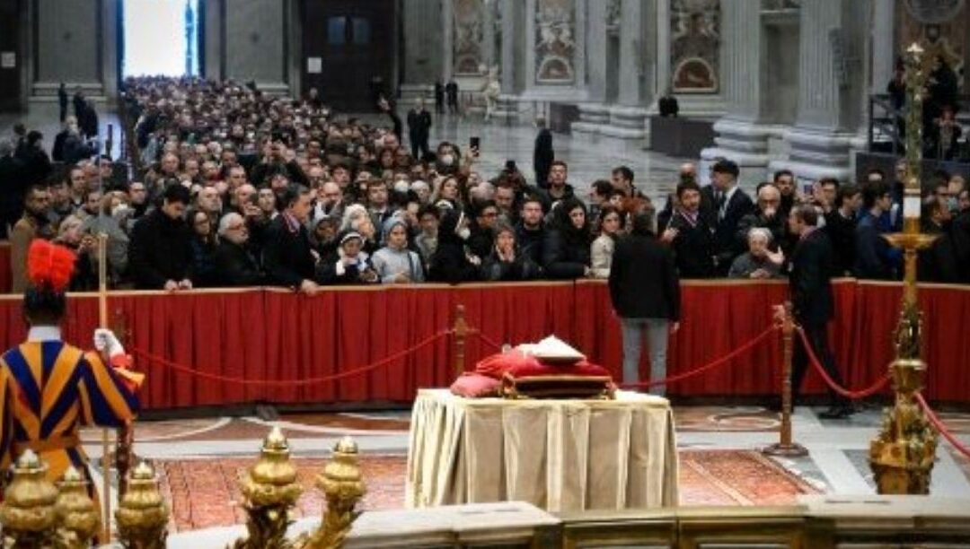Dezenas de milhares prestam última homenagem a Bento XVI